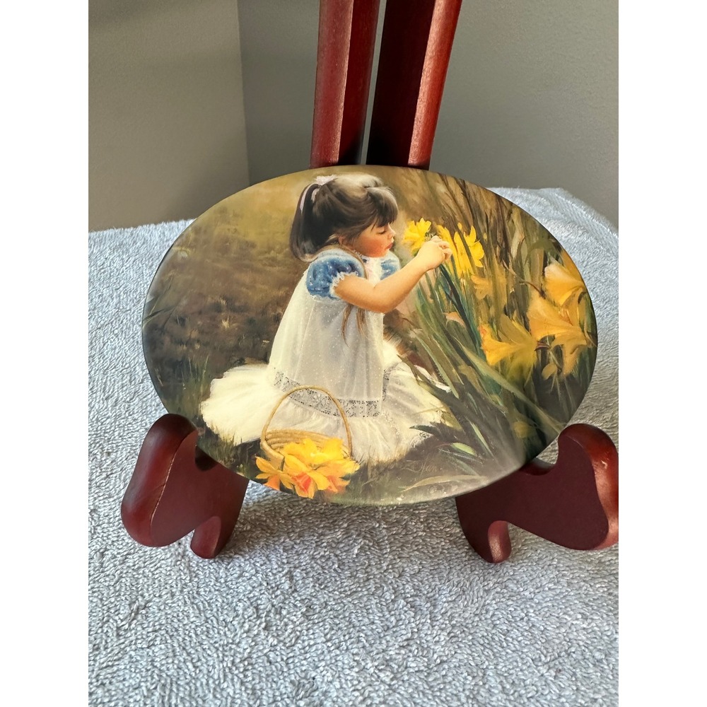 Donald Zolan Flowers‎ for Mother Decorative Plate Girl with Daffodils